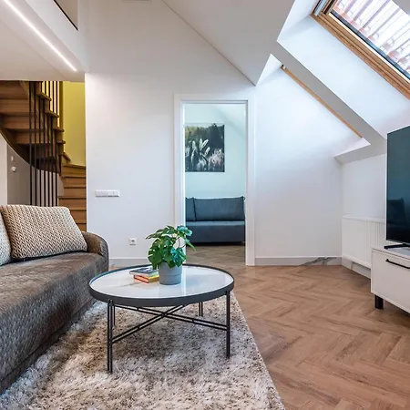 Cohost I Premium Residences I On The Historic Pilies Street I Self Check-in Вильнюс