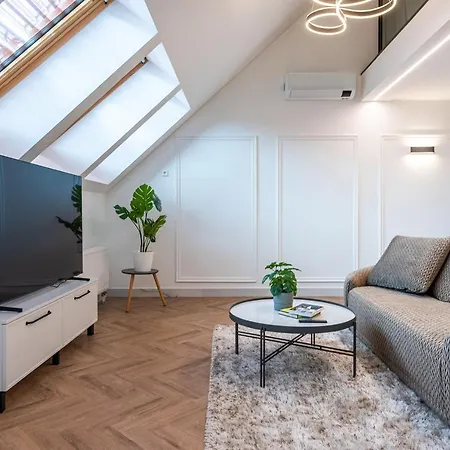 Apartment Cohost I Premium Residences I On The Historic Pilies Street I Self Check-in