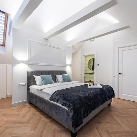 Apartment Cohost I Premium Residences I On The Historic Pilies Street I Self Check-in *