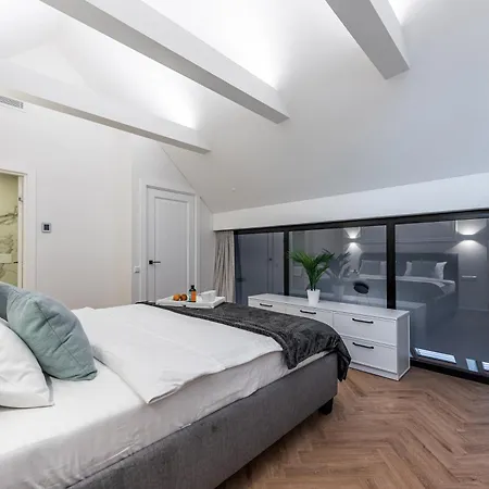 Apartment Cohost I Premium Residences I On The Historic Pilies Street I Self Check-in